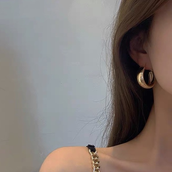 Circular Gold Hoop Earrings - Picture 4 of 8